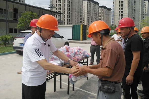 市建設(shè)局、市建筑業(yè)協(xié)會領(lǐng)導(dǎo)親臨現(xiàn)場慰問一線工人